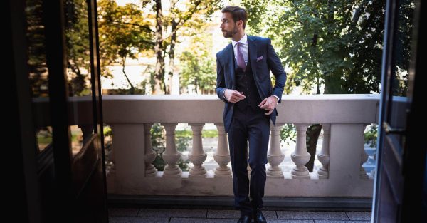 Stylischer Slim Fit Anzug im Wiener Stadtpark