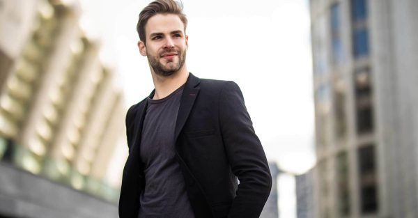 Anzug und T-Shirt richtig kombinieren