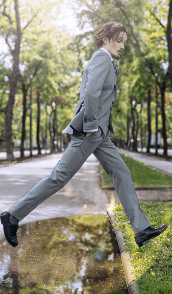 Gentleman im Anzug am Wiener Parkring