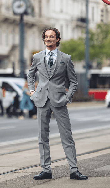Hellgrauer Anzug Gentleman in Wien