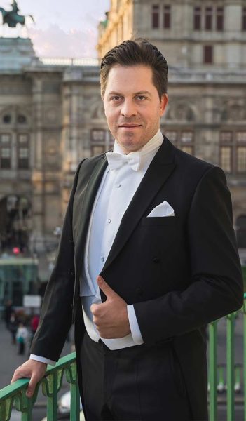 Serafin im Smoking vor der Oper
