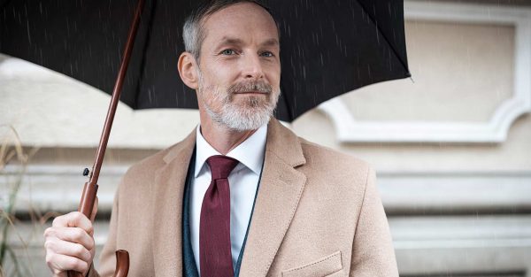 Aprilwetter Regenschirm und Regenmantel fuer Herren