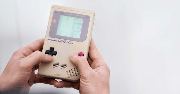 Gentleman spielen Tetris am Gameboy