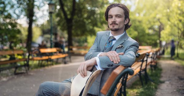 Gentleman im Anzug im Frühling 2024