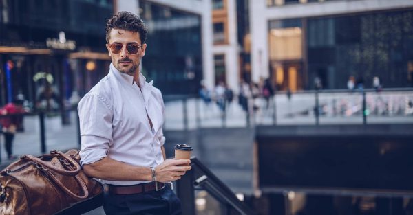 Sonnenbrille und Anzug tragen