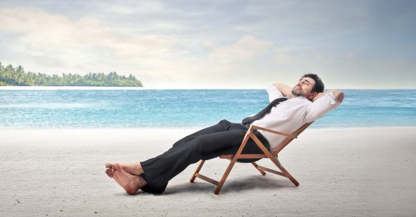 Der Gentleman am Strand im Anzug