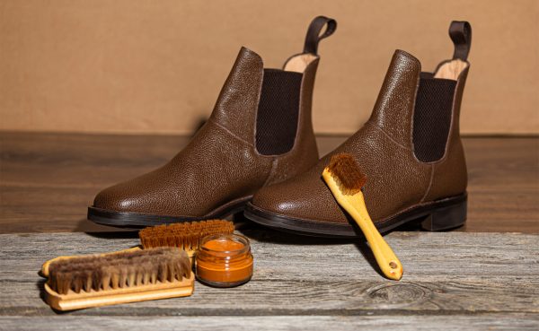 Winterschuhe und Anzug im Winter